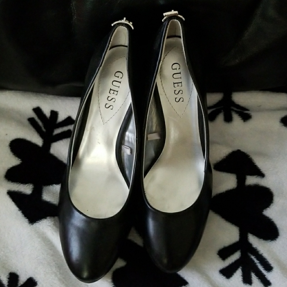 Guess Pumps